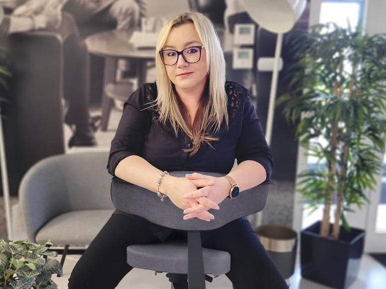 Eine Frau sitzt auf einem Sattelstuhl
