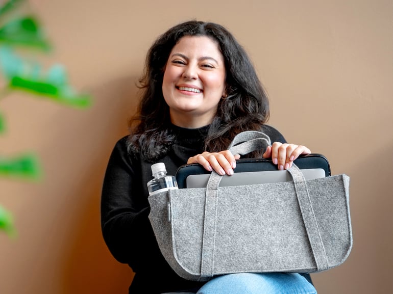 Eine Frau hält eine Bürotasche