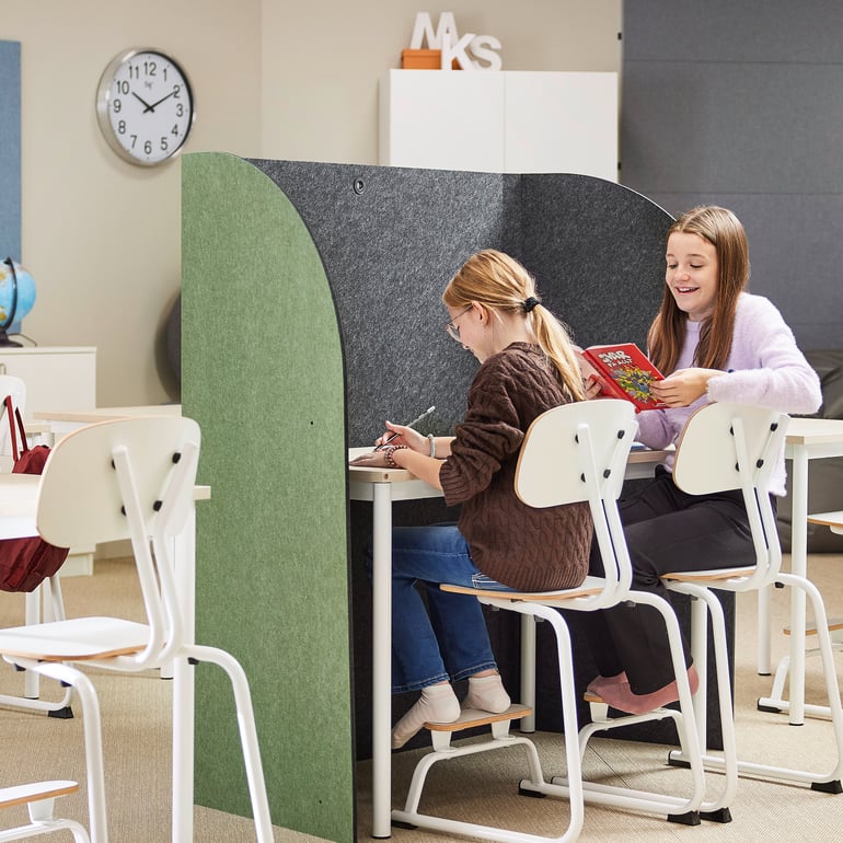 Schulkinder sitzen und lernen