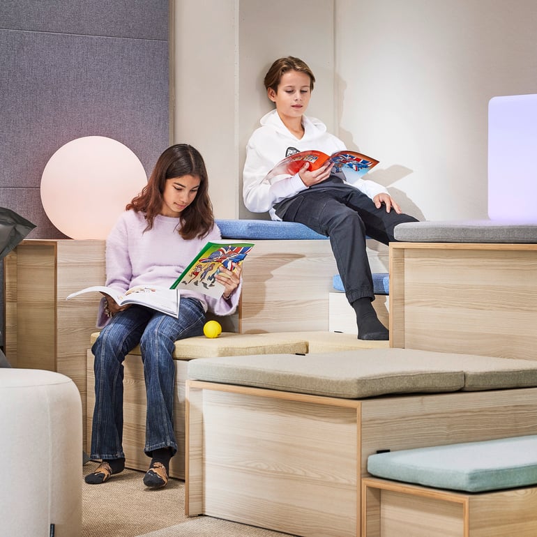 Schulkinder lesen