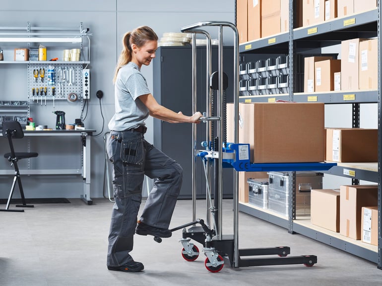 Eine Frau arbeitet im Lager