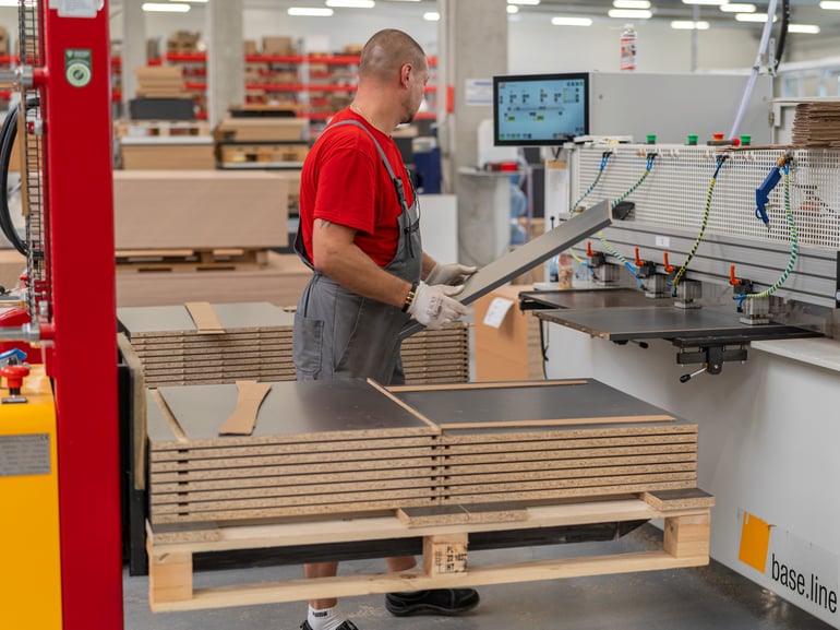 AJ:n tehdas Puolassa