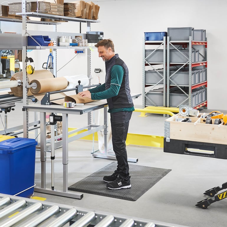 Ein Mann arbeitet an einem ergonomischen Packtisch