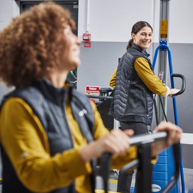 To industriarbejdere kigger på hinanden og griner