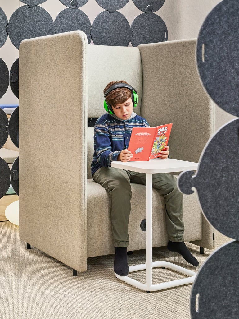 Schulkind sitzt und liest ein Buch