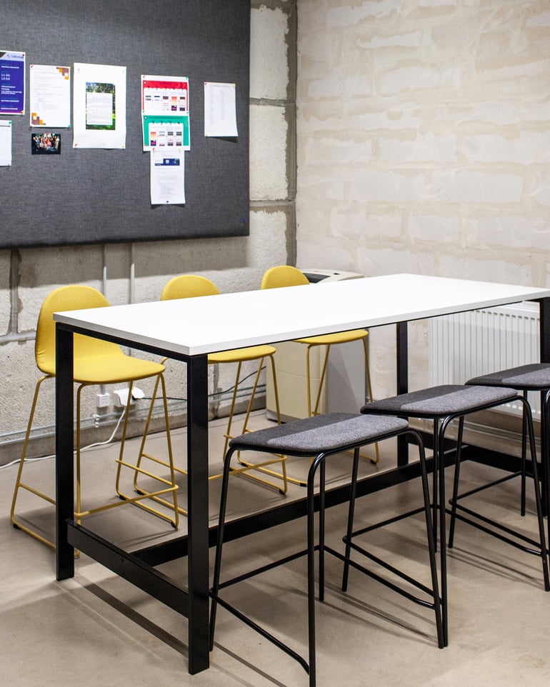 Augstais konferenču galds