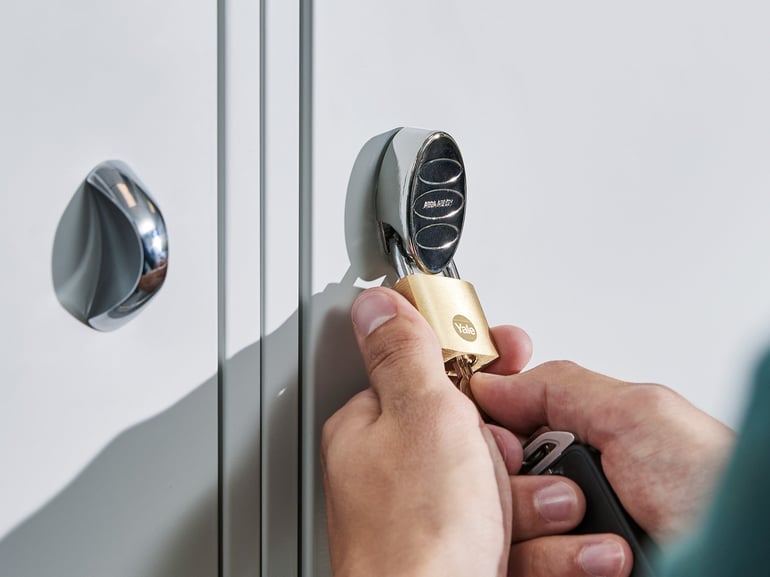 Locker met sleutelslot die met een sleutel geopend wordt