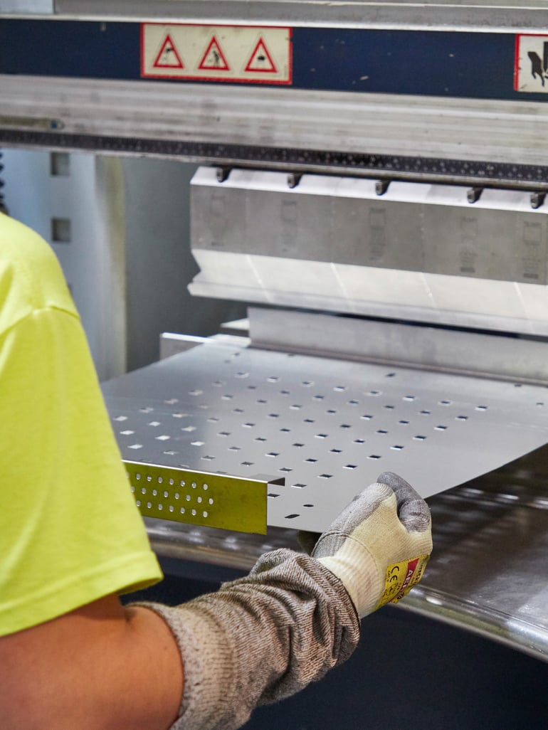 Plaatstaal wordt geperforeerd door een machine