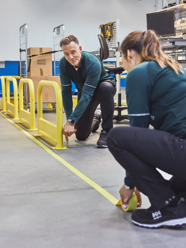 To kolleger er ved at indrette deres lager ud fra 5S principper