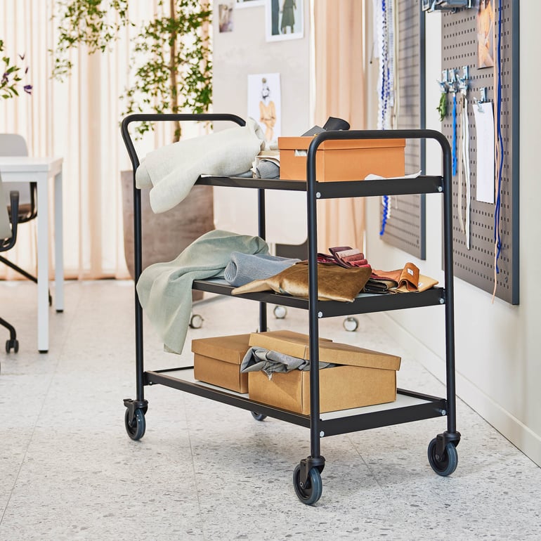 Hyllvagn lastad med lådor, placerad inomhus, designad för kontorsorganisation.