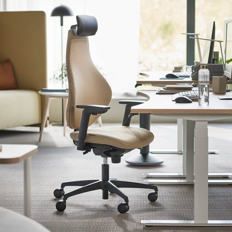 Kontorsstol med armstöd och ergonomisk design, lämplig för inomhusbruk.