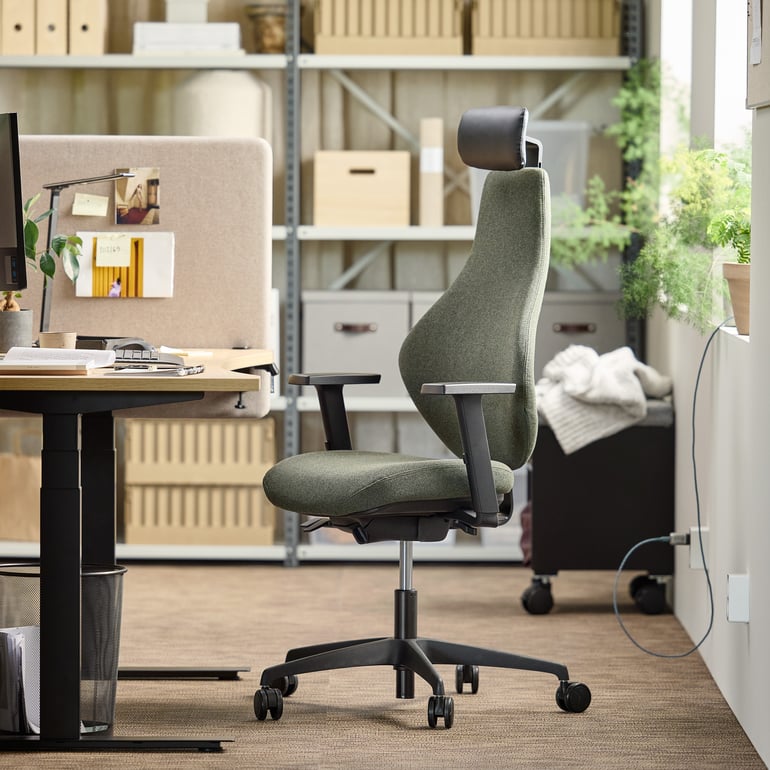 Kontorsstol med armstöd och ergonomisk design, lämplig för inomhusbruk.