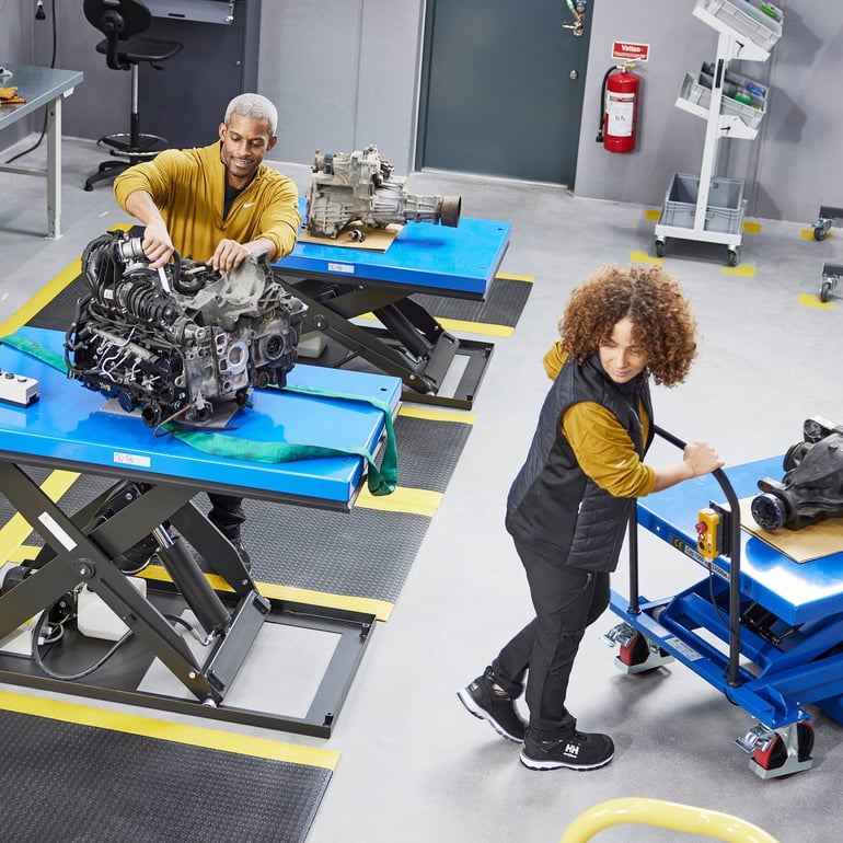 En lagermiljö med lagerprodukter och två personer som arbetar