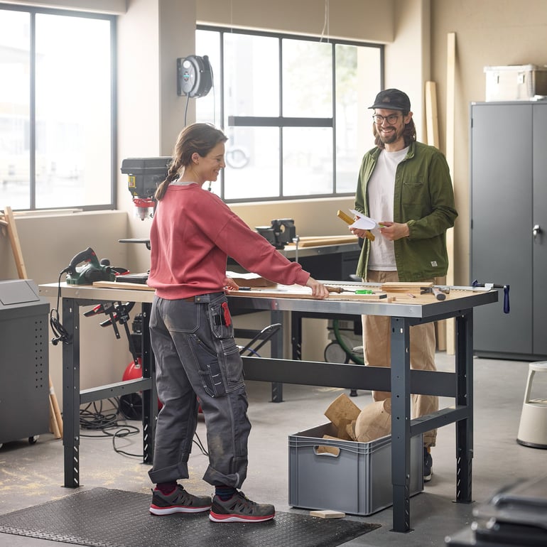 Työpöytä teollisuusympäristössä