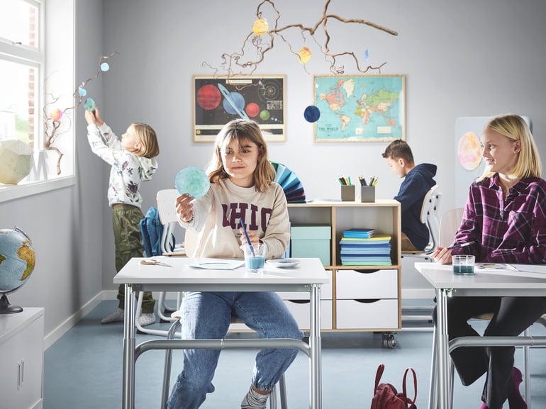Skolēni piedalās mācību stundā