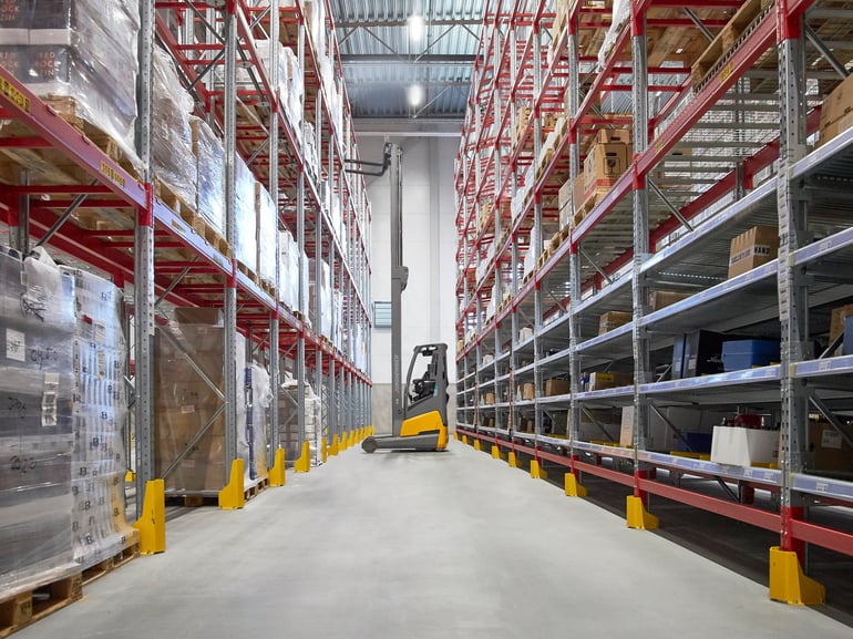 Pallställ inne på ett lager