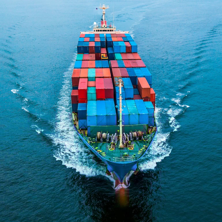 Fragtskib, der sejler på havet