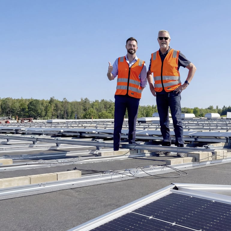 Solarni paneli na krovu našeg sjedišta, pomažu nam da proizvodimo obnovljivu energiju na licu mjesta