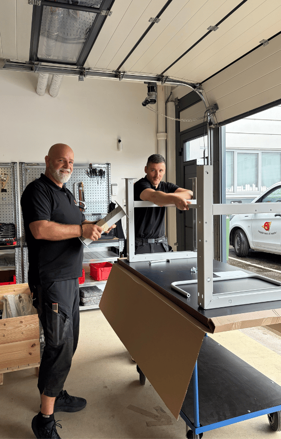 To smilende montører fra AJ Produkter