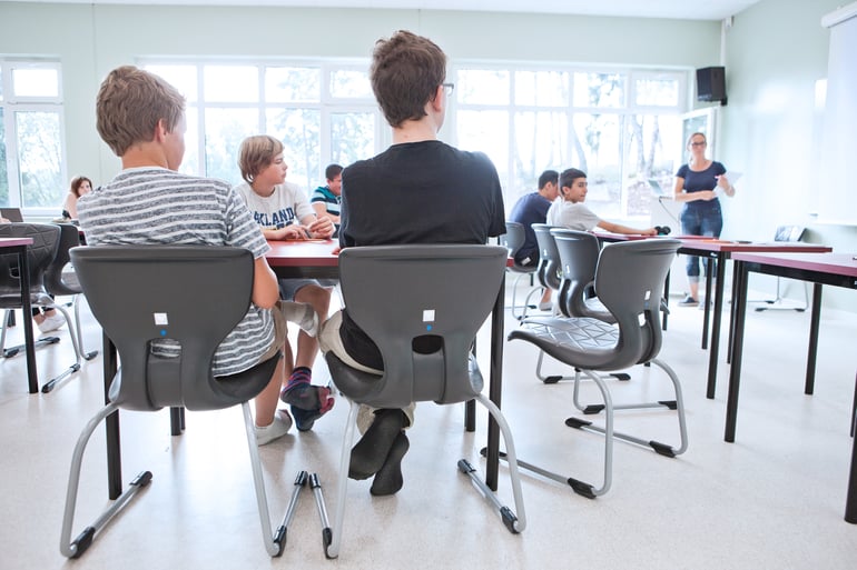 Elever sidder til undervisning på Kringlaskolen på ergonomiske skolestole fra AJ Produkter