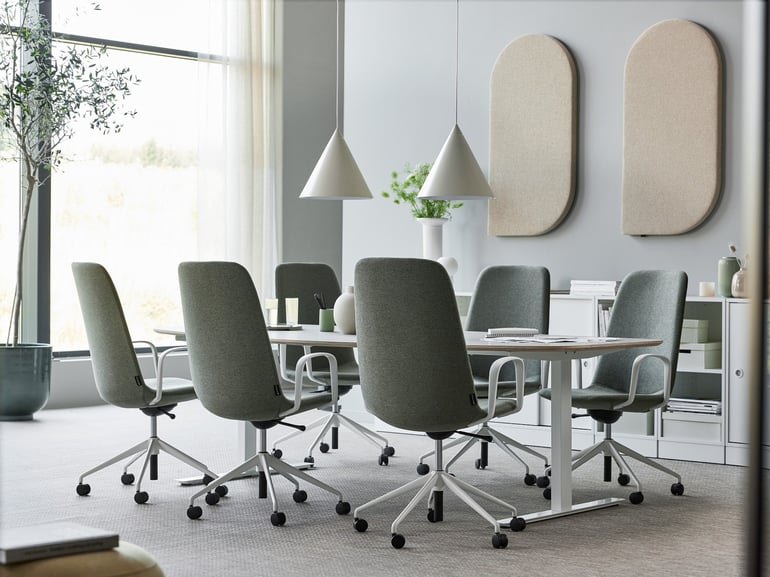 Zasedací místnost se stolem a židlemi