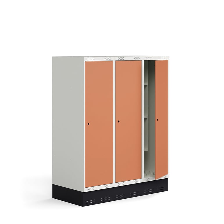 Šatňová skrinka ROZ, 3 sekcie, 3 dvere, so soklom, 1510x1200x550 mm, koralová