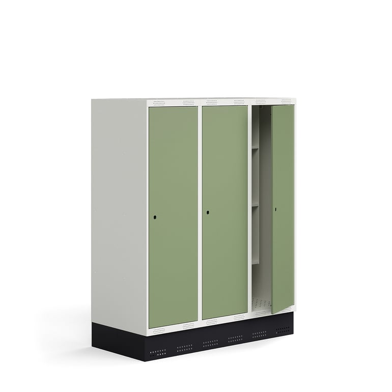 Šatňová skrinka ROZ, 3 sekcie, 3 dvere, so soklom, 1510x1200x550 mm, zelená