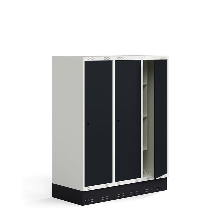 Šatňová skrinka ROZ, 3 sekcie, 3 dvere, so soklom, 1510x1200x550 mm, antracit