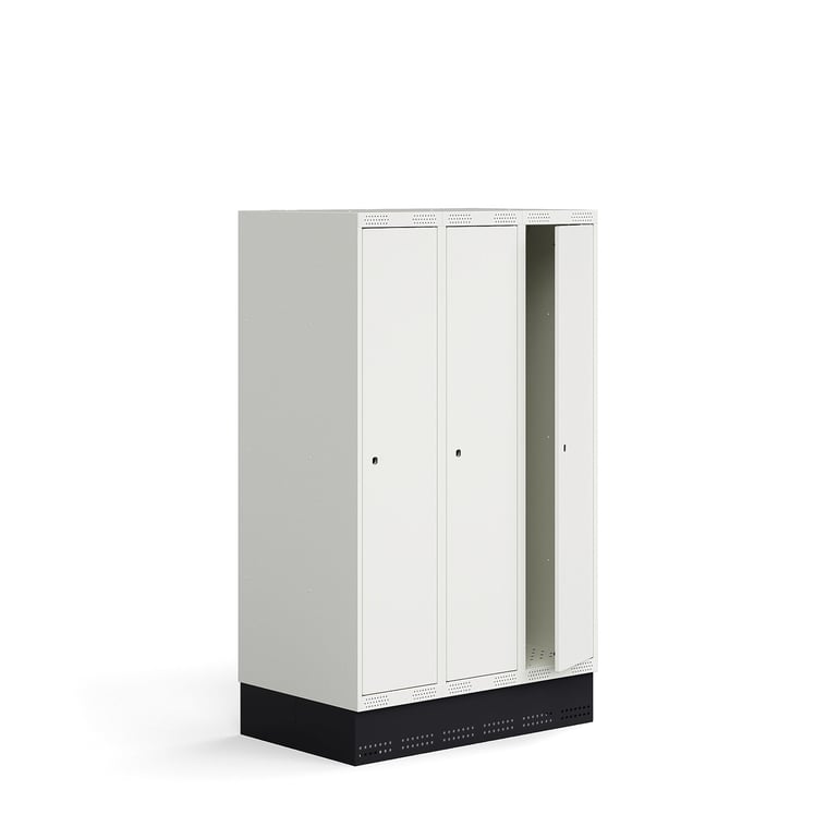 E-shop Šatňová skrinka ROZ, 3 sekcie, 3 dvere, so soklom, 1510x900x550 mm, biela