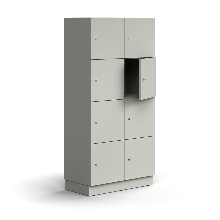 Levně Skříň QBUS, 8 uzamykatelných boxů, sokl, 1636x800x420 mm, světle šedá