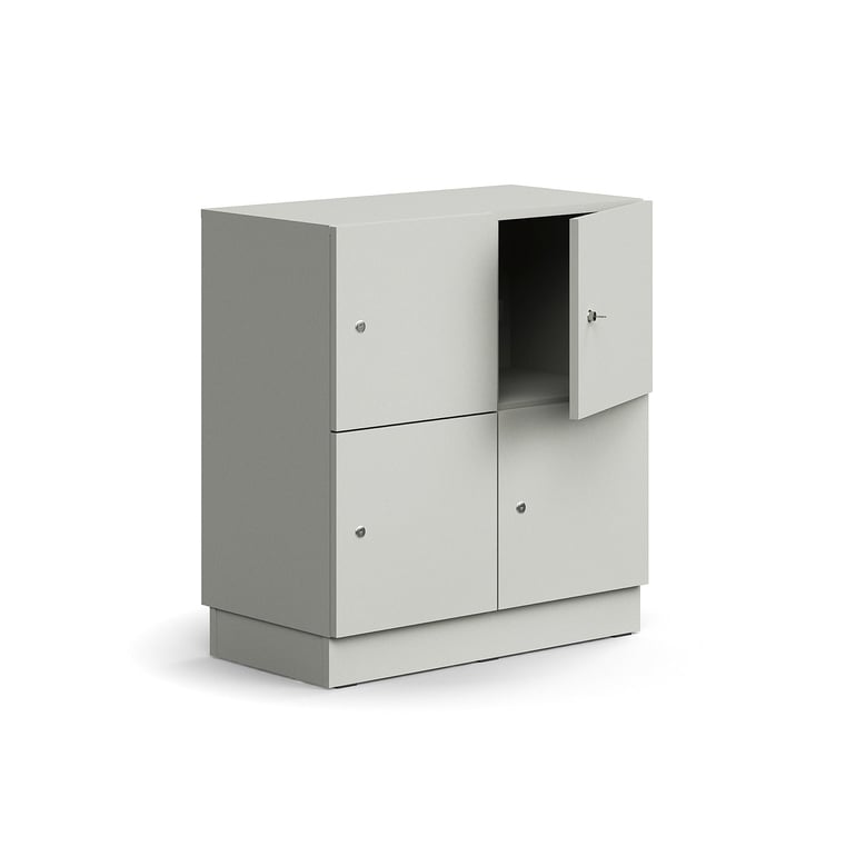 Priehradková skriňa QBUS, 4 uzamykateľné priehradky, so soklom, 868x800x420 mm, svetlošedá