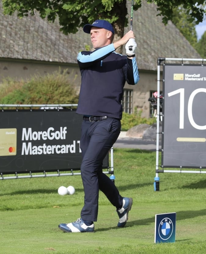 Golfspiller sponsoreret af AJ i gang med slag