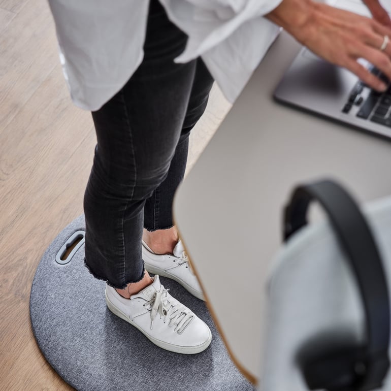 Stående arbejde på en aflastende måtte for god ergonomi