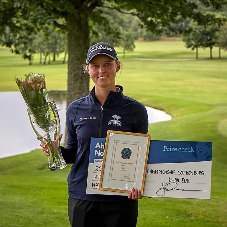 Natacha Høst Husted står med sin medalje efter at have vundet på LET Access Series