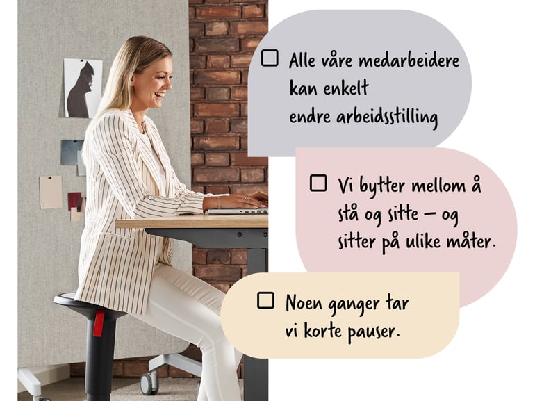 Kvinne som sitter ved et skrivebord