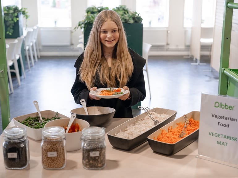 Skolniece izvēlas ēdienu savām pusdienām