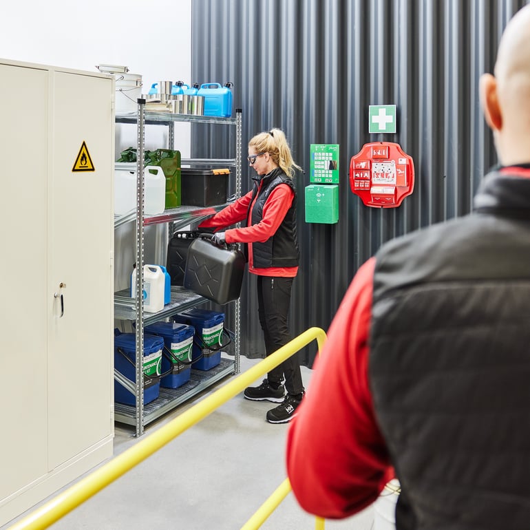 Arbeider som håndterer farlig avfall på verkstedet