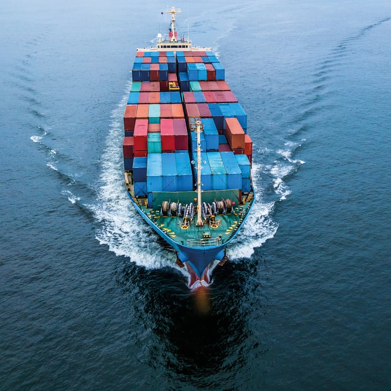 Et fragtskib med containere sejler på havet