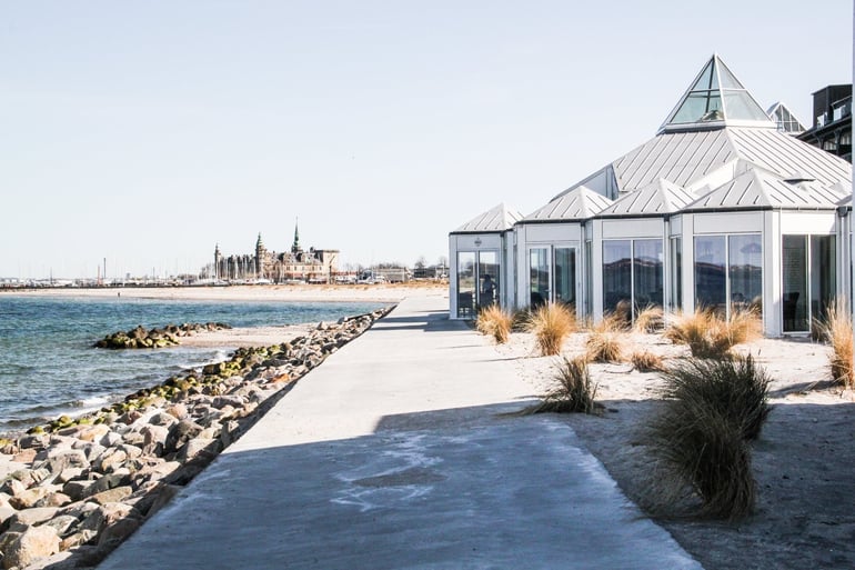 Marienlyst Strandhotel med Kronborg i baggrunden