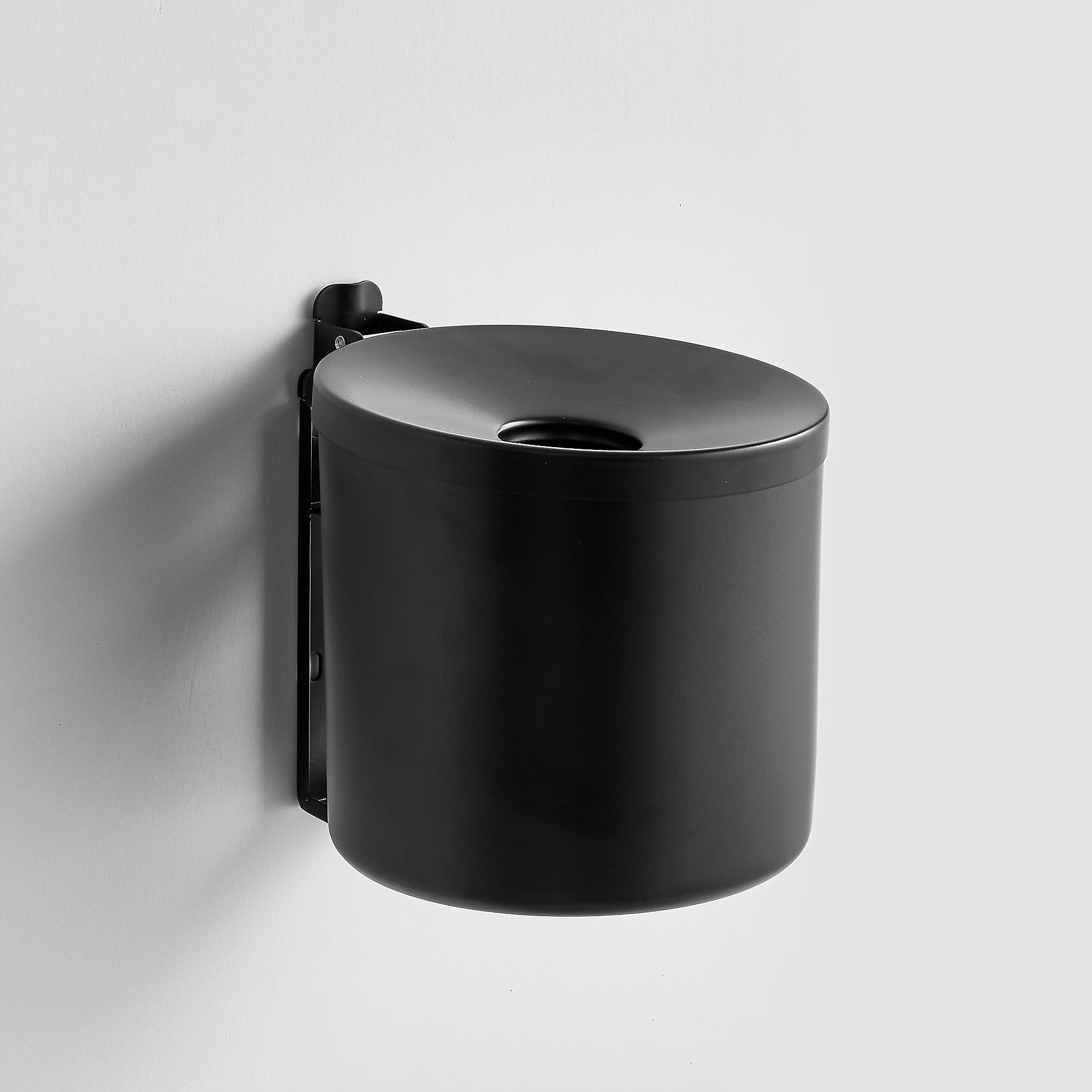 E-shop Nástenný popolník STEVE, Ø 155x170 mm, čierny
