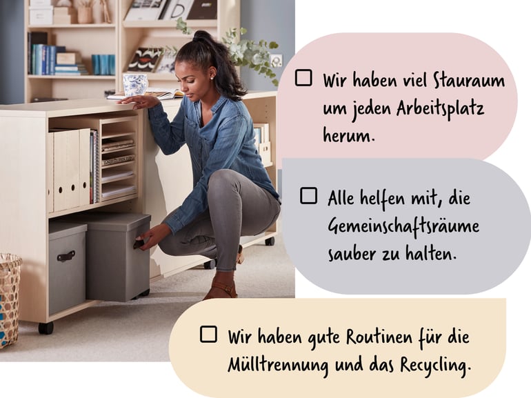Eine Frau steht vor einem Bücherregal voller Kisten