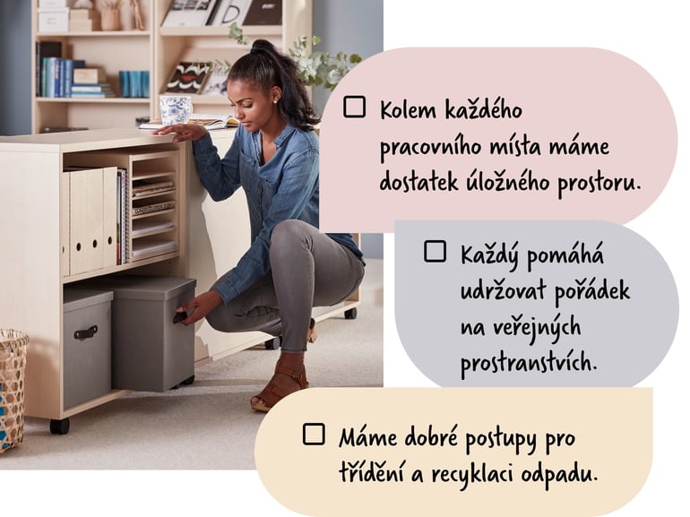 Žena stojící u regálu s knihami plného krabic