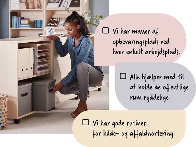 En kvinde står ved en bogreol, som er fyldt med kasser