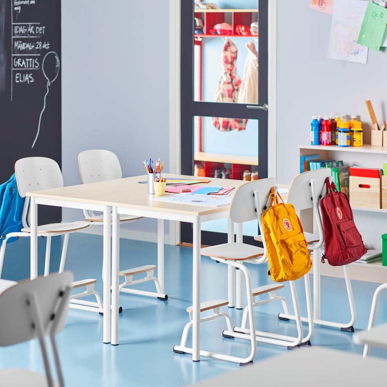 Et skolebord i et flot indrettet klasseværelse