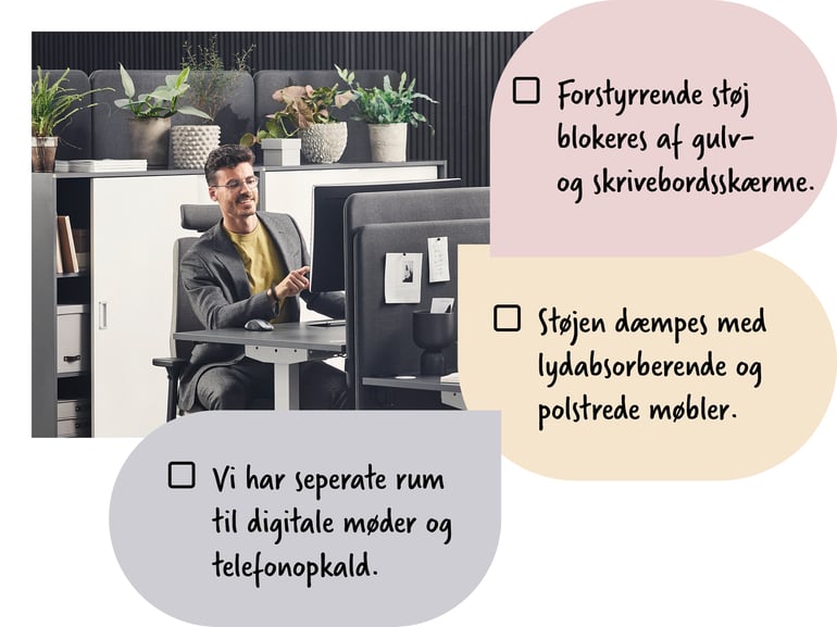 En person, der sidder ved et skrivebord i et behageligt lydmiljø