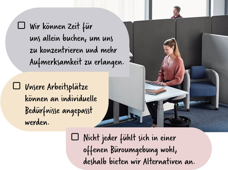 Eine Frau sitzt an einem Schreibtisch in einem schallisolierten Büro