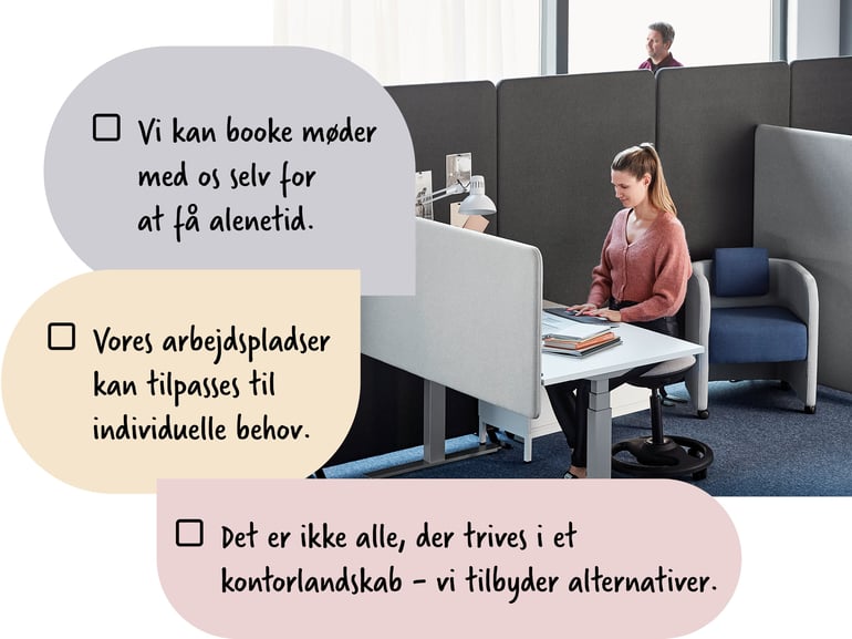 En kvinde sidder ved et skrivebord i et lyddæmpet kontormiljø