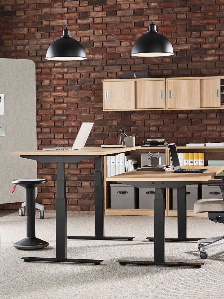 Výškově nastavitelné stoly v kancelářském prostředí