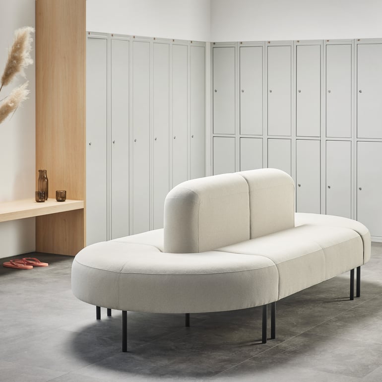En flot beige VARIETY sofa i et lyst omklædningsrum