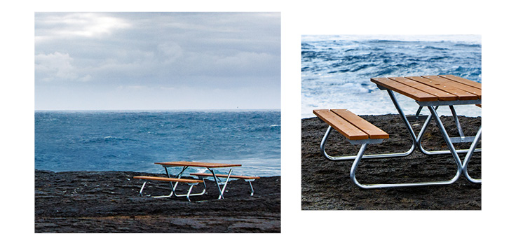 Piknikpöydät Islannin rannikolla.